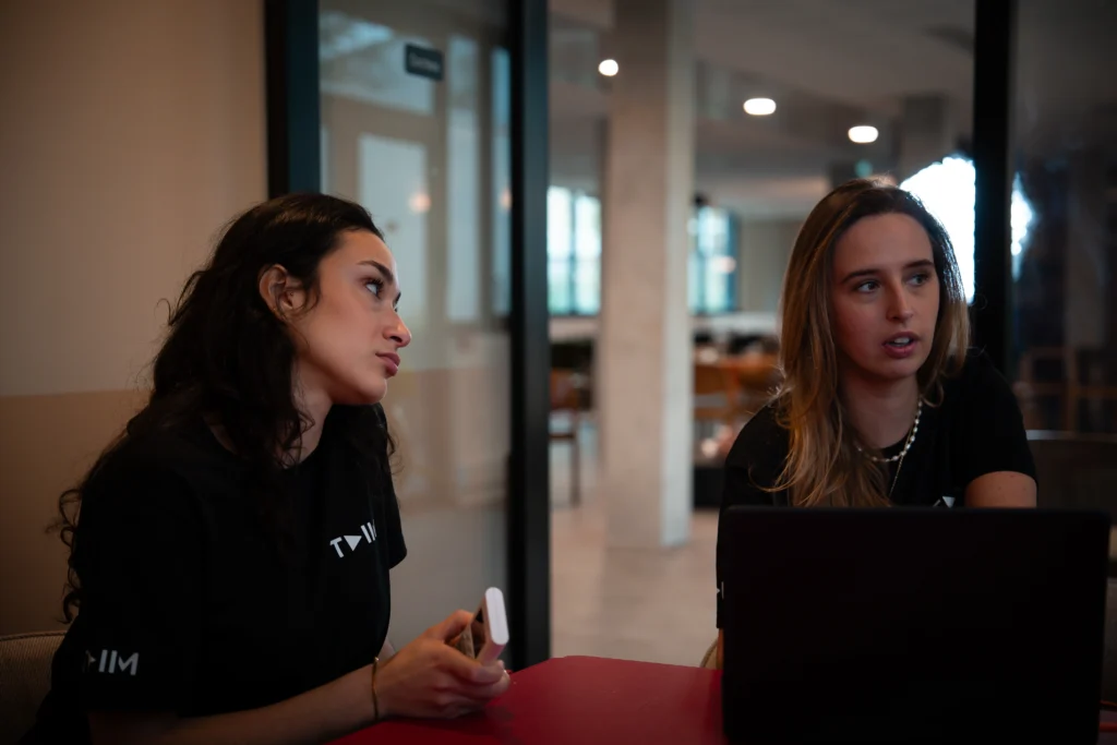 Monteur vidéo professionnel : son rôle dans une vidéo corporate réussie 2 Travail de précision sur l'étalonnage couleur par un monteur vidéo expert.