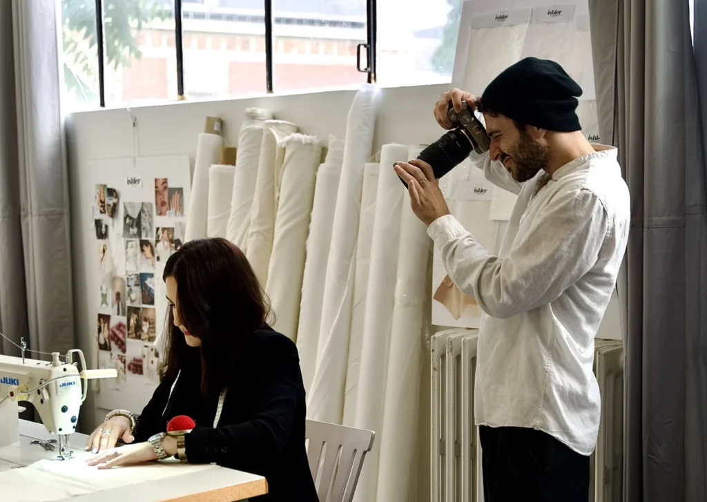 Agence créative à Paris : l’importance de la créativité dans la vidéo corporate 1 agence creative paris en tournage de vidéo corporate avec une approche créative professionnelle